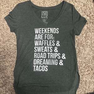Chummy Tees Women's Let's Cuddle and Eat Tacos V-Neck T-Shirt